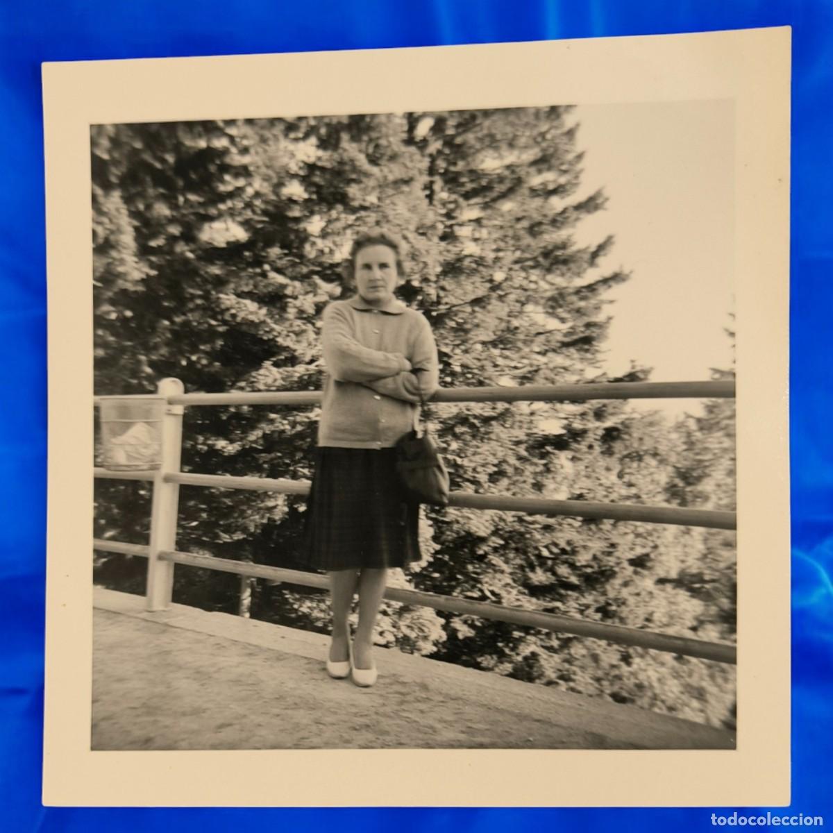 Fotograf&iacute;a antigua: Fotograf&iacute;a Vintage En Blanco Y Negro &ndash; Mujer De Pie Junto A Barandilla Y Bosque