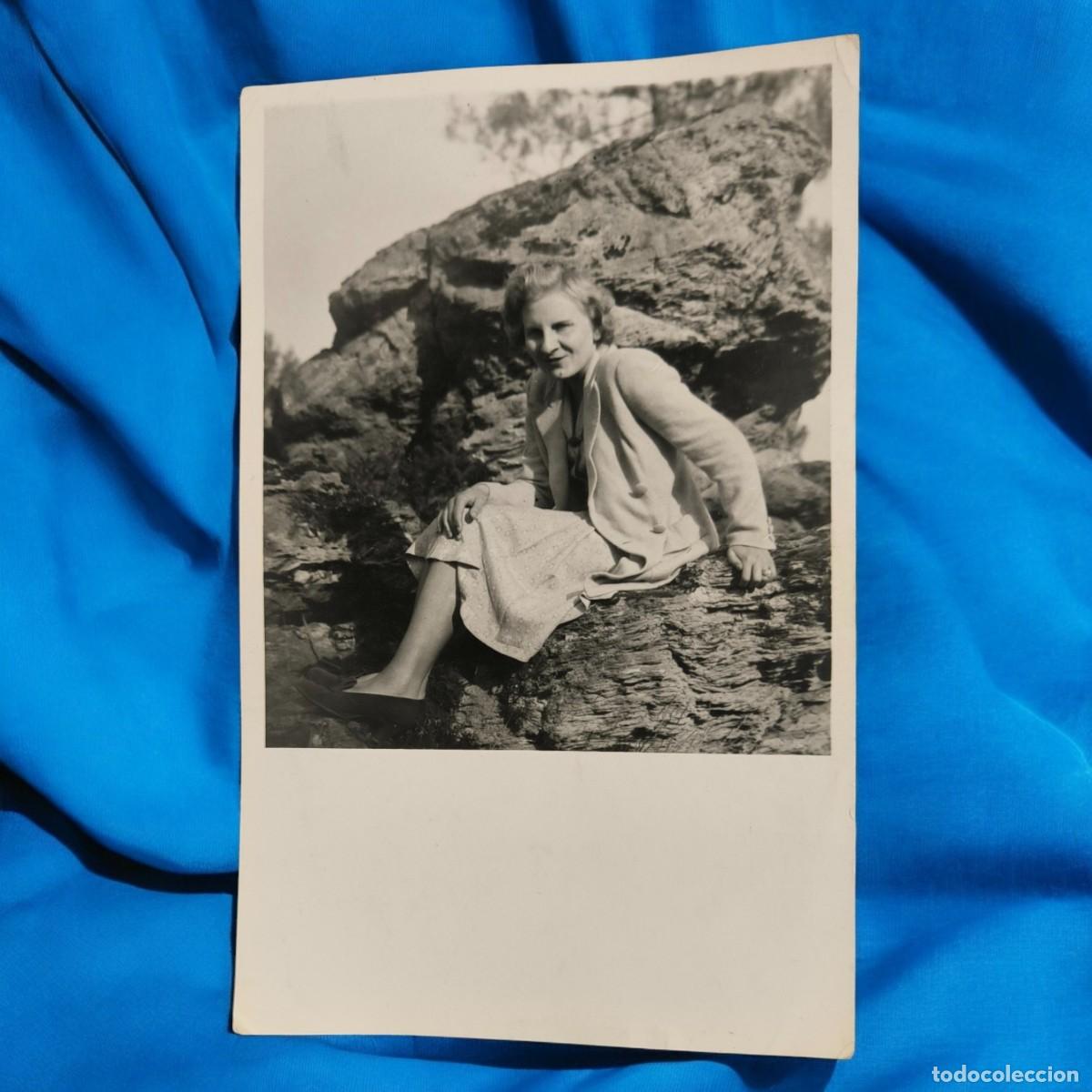 Fotograf&iacute;a antigua: Fotograf&iacute;a Vintage Blanco Y Negro &ndash; Mujer Sentada Sobre Roca En Paisaje Natural (Circa A&ntilde;os 40-50)