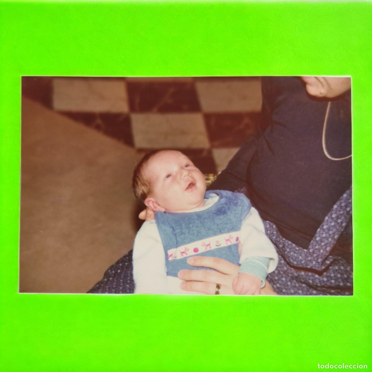 Fotograf&iacute;a antigua: Fotograf&iacute;a Retro De Beb&eacute; En Brazos &ndash; Imagen &Iacute;ntima Y Familiar Con Est&eacute;tica Vintage