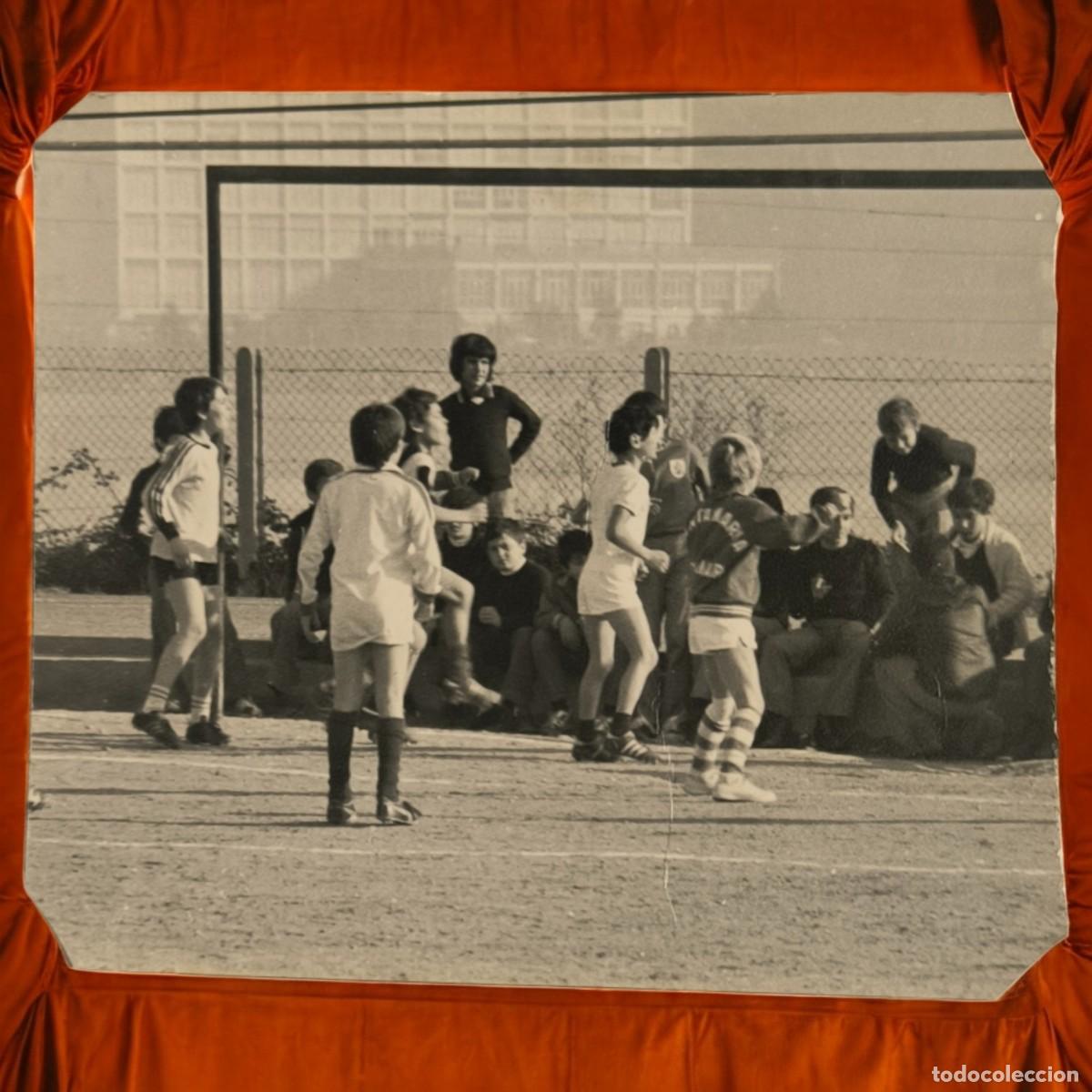 Fotograf&iacute;a antigua: Fotograf&iacute;a Antigua De Partido Escolar &ndash; Escena Deportiva De Los A&ntilde;os 70 En Blanco Y Negro