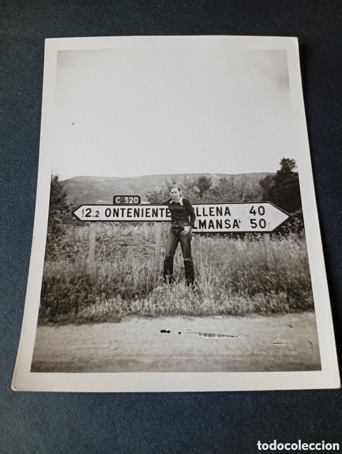 Fotograf&iacute;a antigua: Fotograf&iacute;a chica en cruce de caminos se&ntilde;ales Onteniente, Almansa y Villena creo