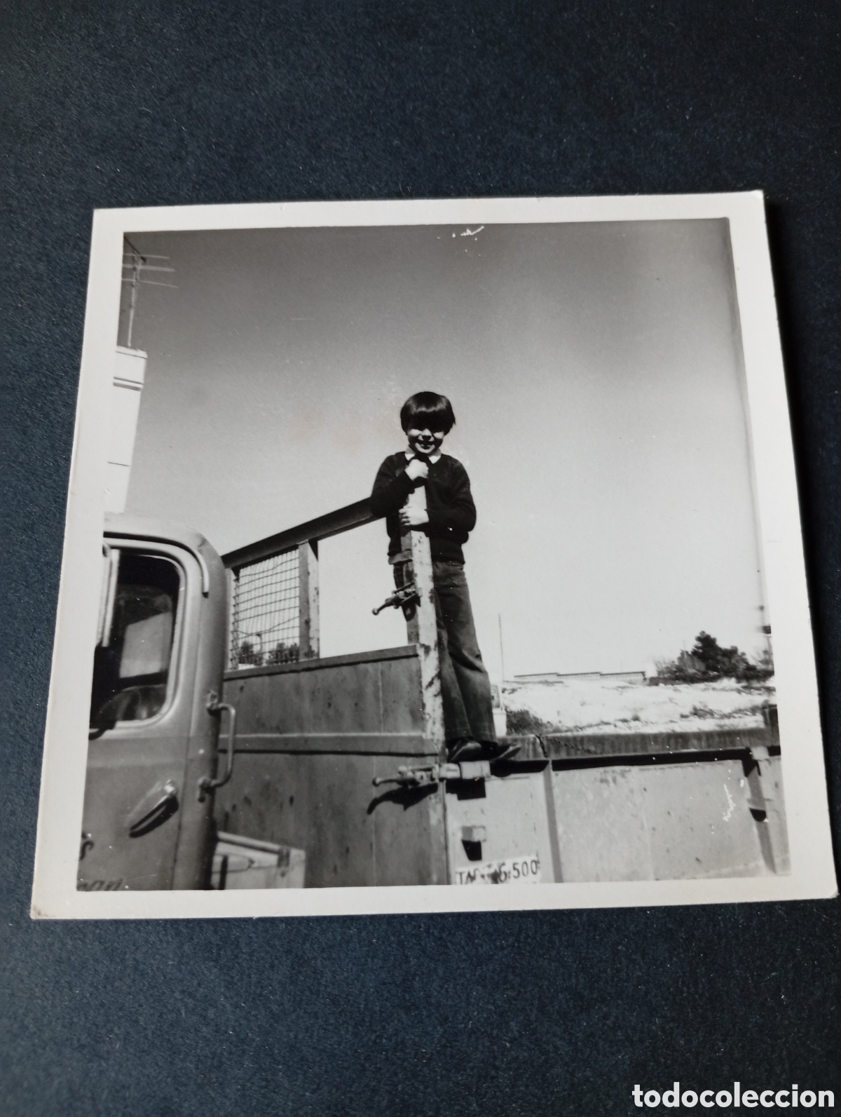 Fotograf&iacute;a antigua: Fotograf&iacute;a ni&ntilde;o encima de cami&oacute;n