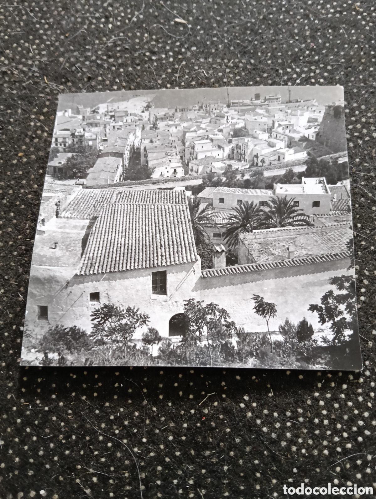 Fotograf&iacute;a antigua: Est&aacute; fotograf&iacute;a muestra una vista hist&oacute;rica de la ciudad de Ibiza, espec&iacute;ficamente mirando 9 x 9 cm