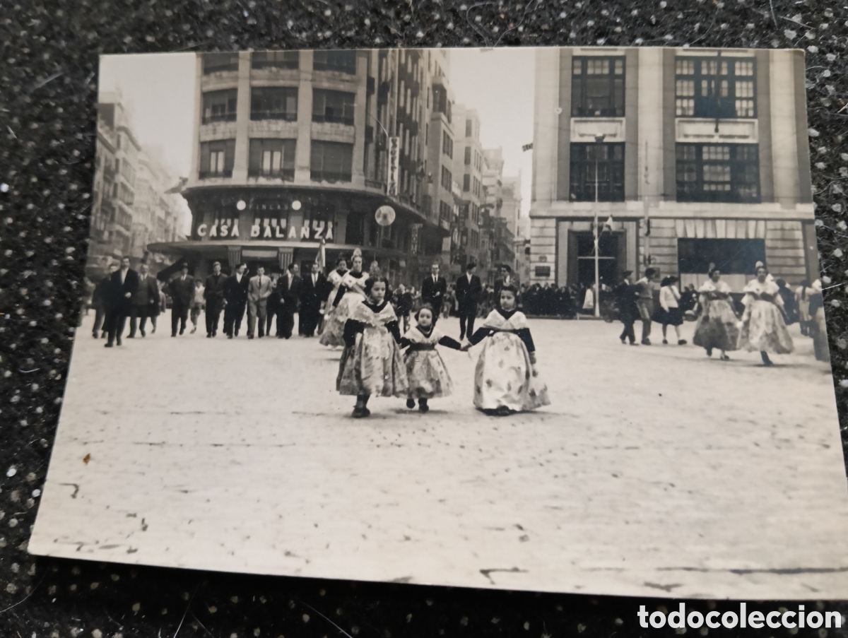Fotograf&iacute;a antigua: Esta fotograf&iacute;a muestra un momento hist&oacute;rico en la ciudad de Vitoria-Gasteiz, posiblemente 10 x 7 cm
