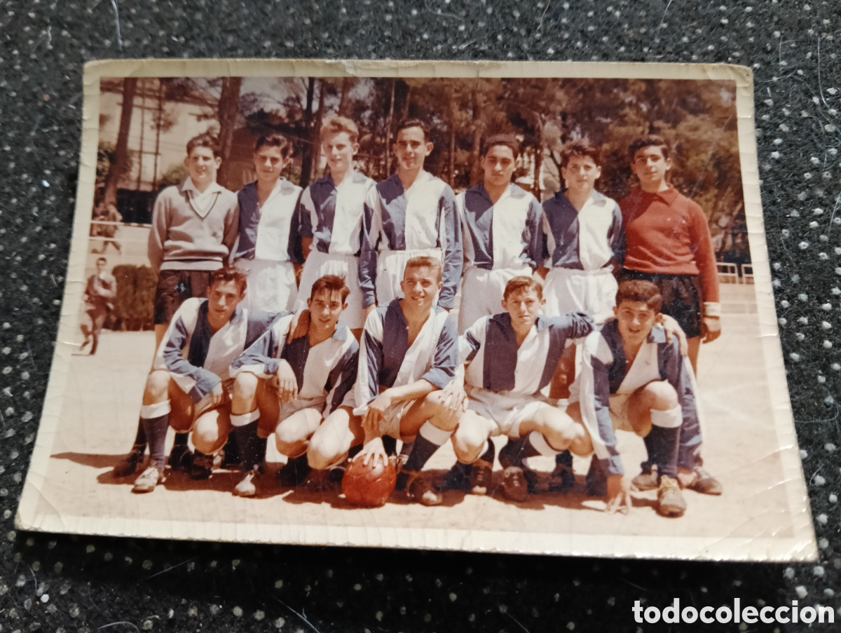 Fotograf&iacute;a antigua: Fotograf&iacute;a de un equipo de f&uacute;tbol a investigar de Catalunya 1956 - mide 10 x 7 cm