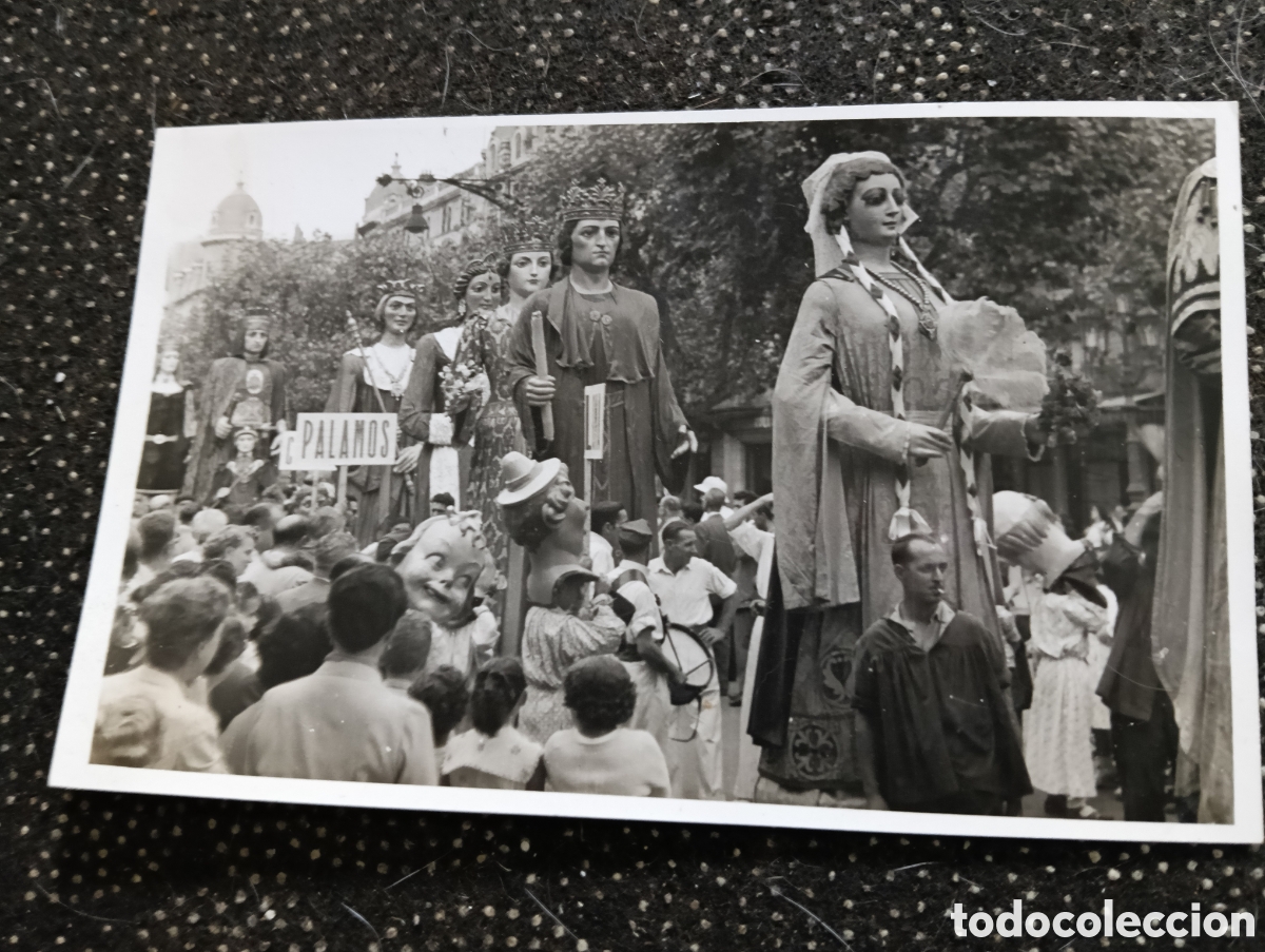 Fotograf&iacute;a antigua: Fotograf&iacute;a de los gigantes de Barcelona el d&iacute;a de la Merced en 1953, mide 14 x 9 cm