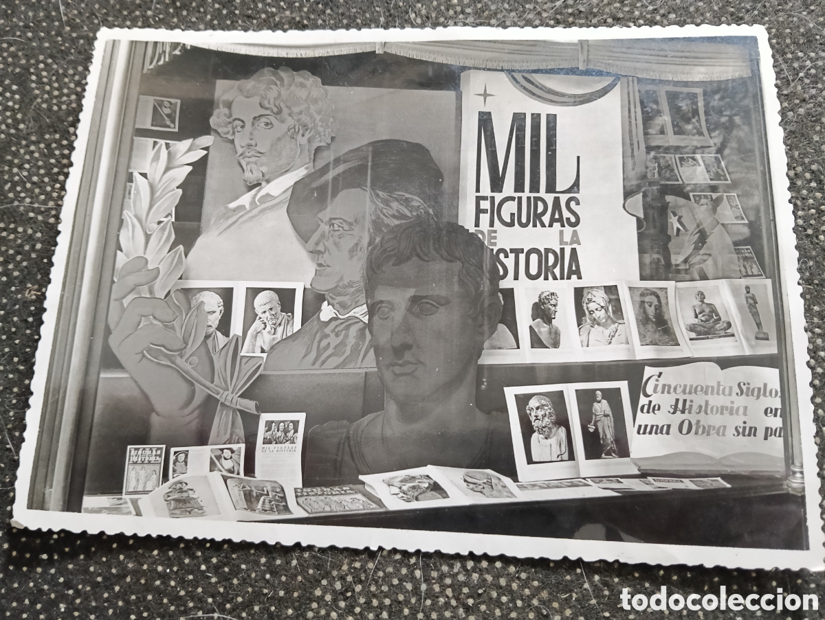 Fotograf&iacute;a antigua: 1944 Exhibici&oacute;n de la obra &rdquo;MIL FIGURAS DE LA HISTORIA&rdquo; del Instituto Gallach. Librer&iacute;a &rdquo;Argos&rdquo;.Del