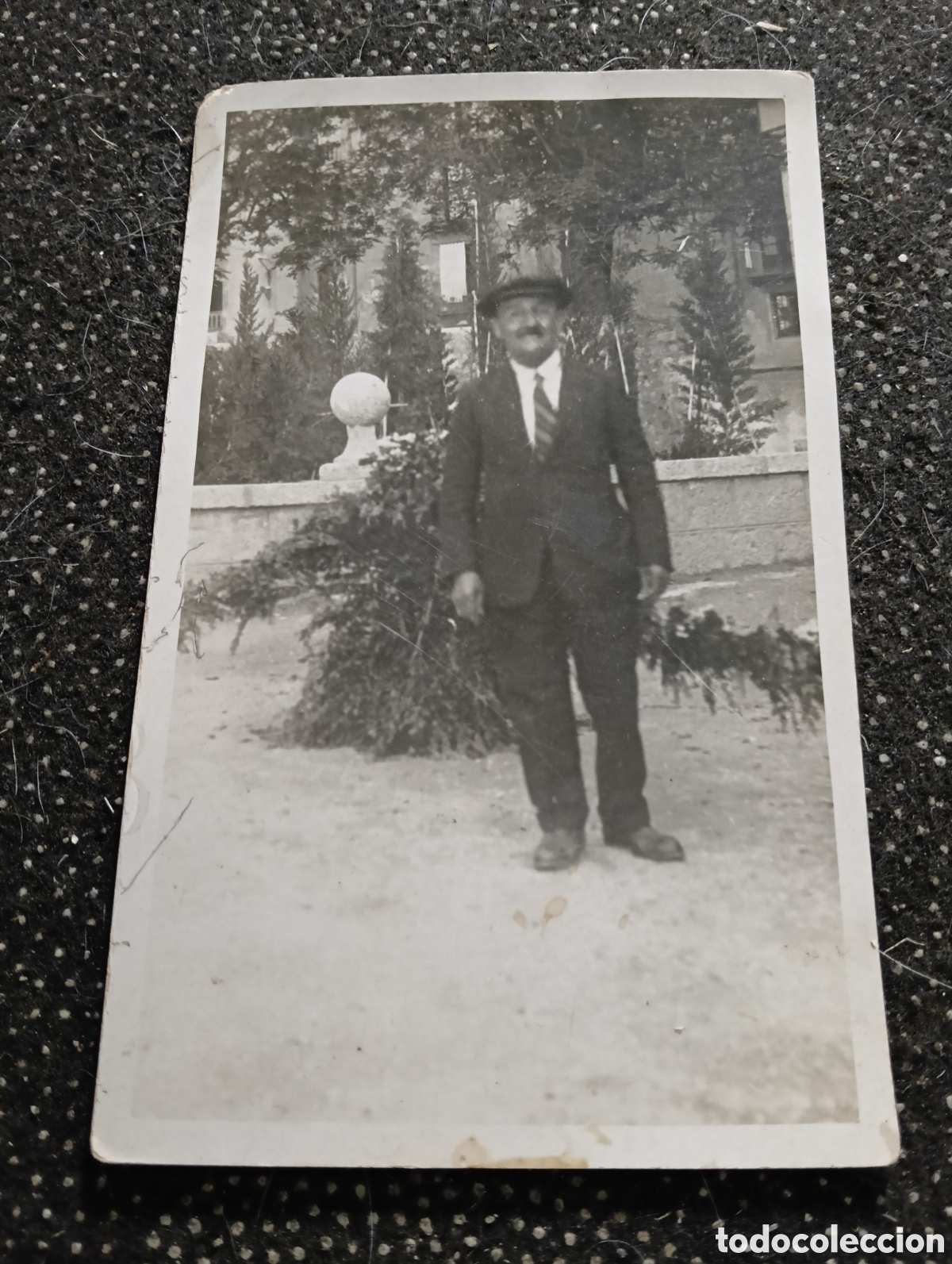 Fotograf&iacute;a antigua: Fotograf&iacute;a de un se&ntilde;or en el parque en los a&ntilde;os 30 aprox. Tama&ntilde;o postal