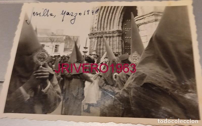Fotograf&iacute;a antigua: SEMANA SANTA SEVILLA, 1948, SALIDA HERMANDAD DE LA HINIESTA, 88X64MM