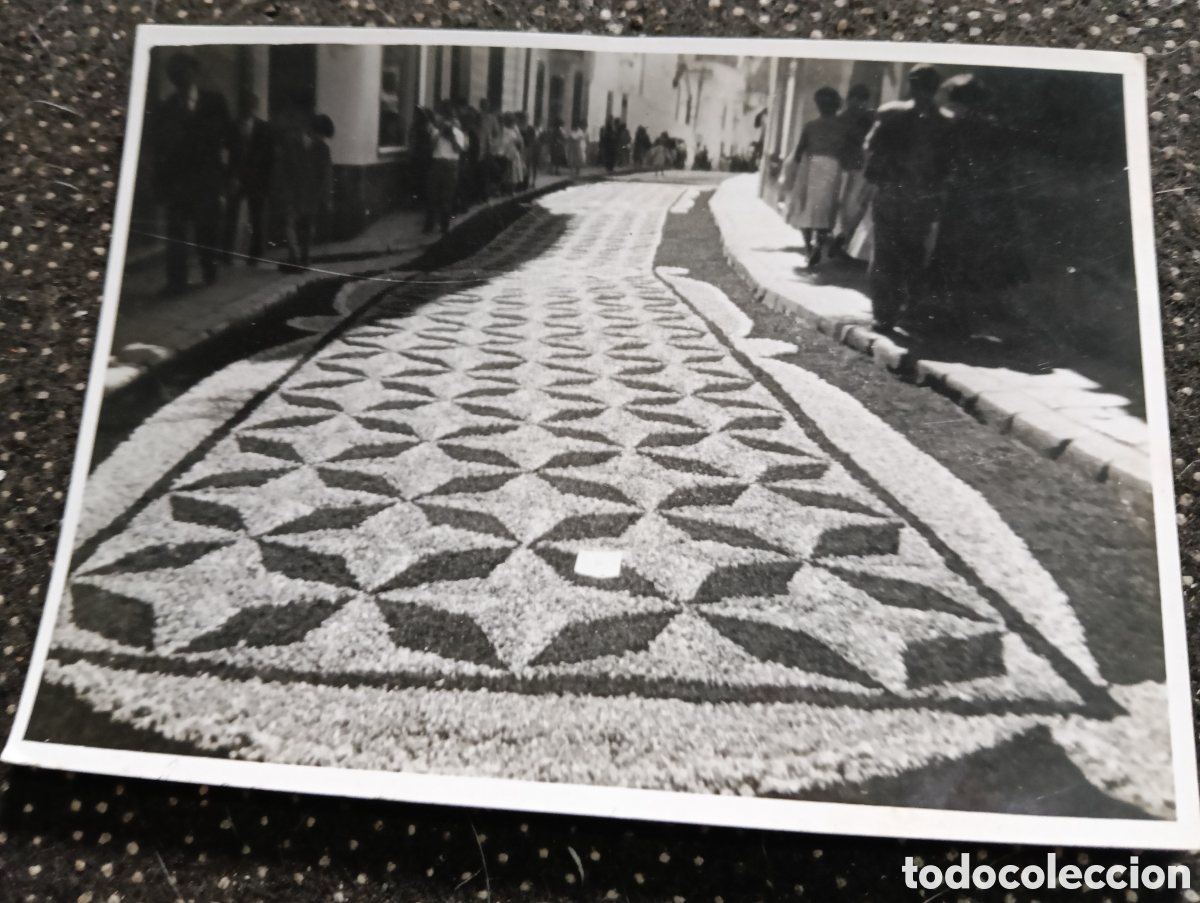 Fotograf&iacute;a antigua: Fotograf&iacute;a de las alfombras de flores de SITGES 1957, mide 12 x 8,5 cm