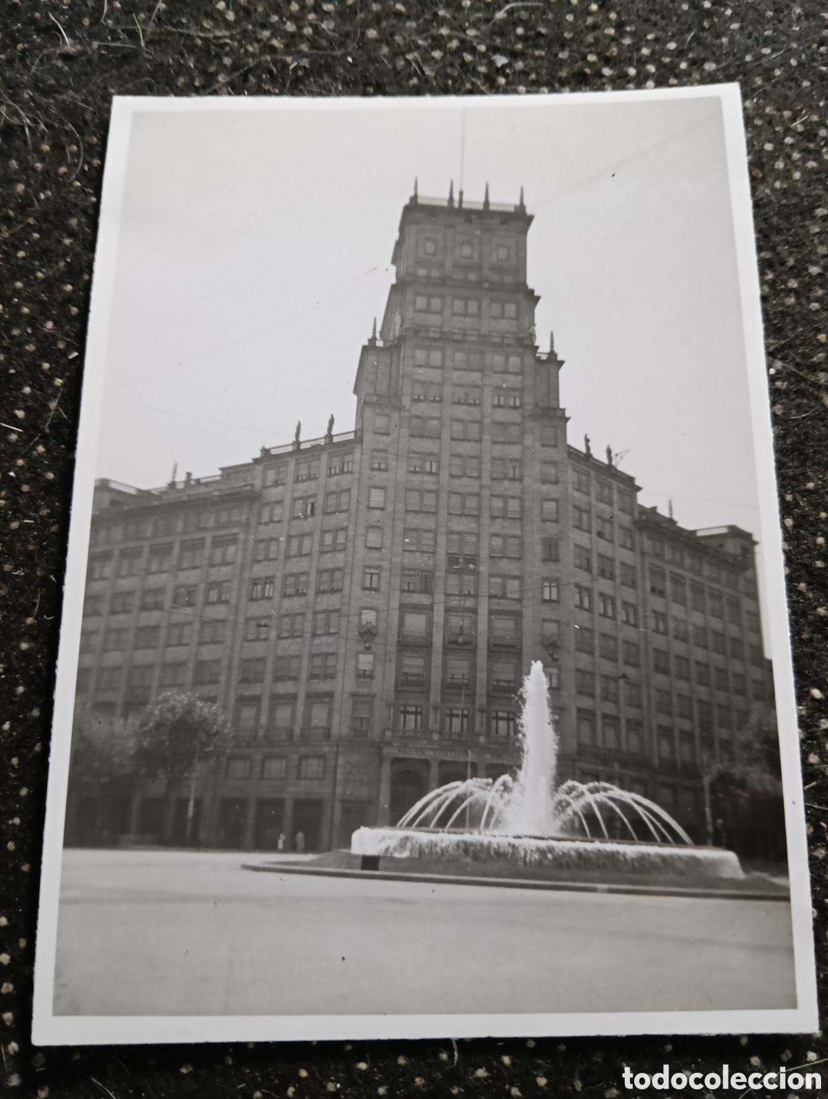 Fotograf&iacute;a antigua: 1952 Fotografia Sede del Banco Vitalicio de Espa&ntilde;a en Barcelona. Mide 11,5 x8,5 cm