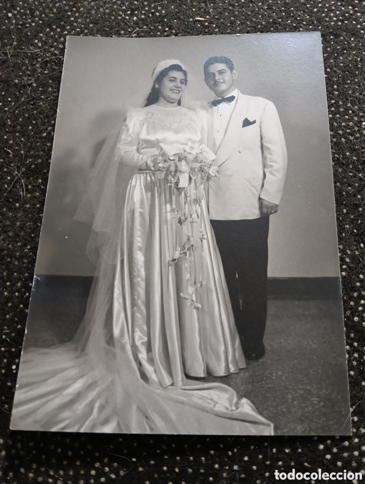 Fotograf&iacute;a antigua: 1948 fotograf&iacute;a de los novios Ernesto y Teresita vestidos para la ocasi&oacute;n, mide 14 x 9,5 cm