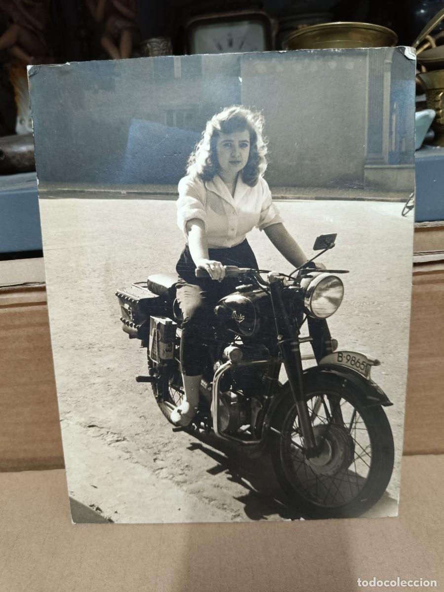 Fotograf&iacute;a antigua: ANTIGUA GRAN FOTO, CHICA CON MOTO, BARCELONA, CATALUNYA - P22
