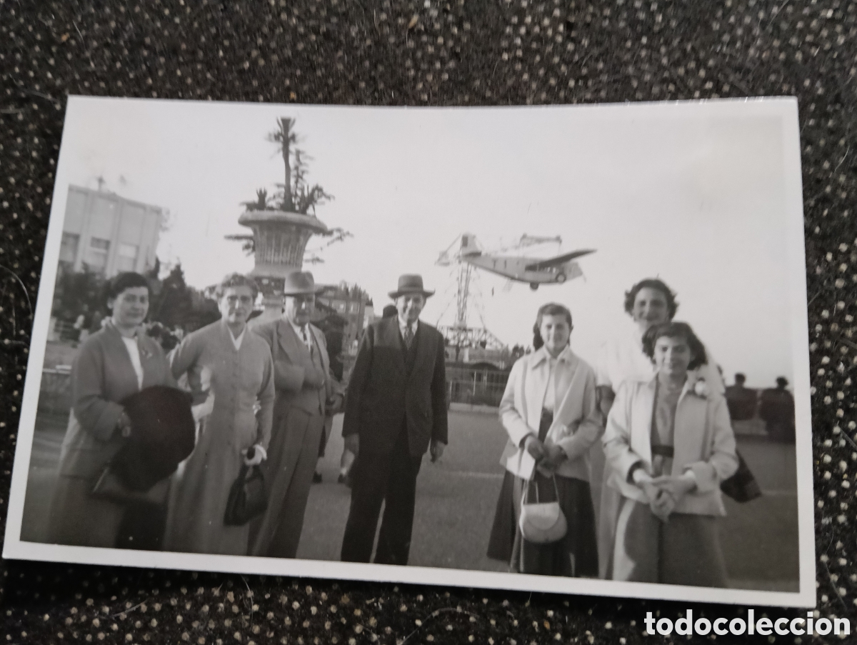 Fotograf&iacute;a antigua: 1954 fotograf&iacute;a familiar en lo alto del Tibidabo Barcelona mide 14 x 9 cm