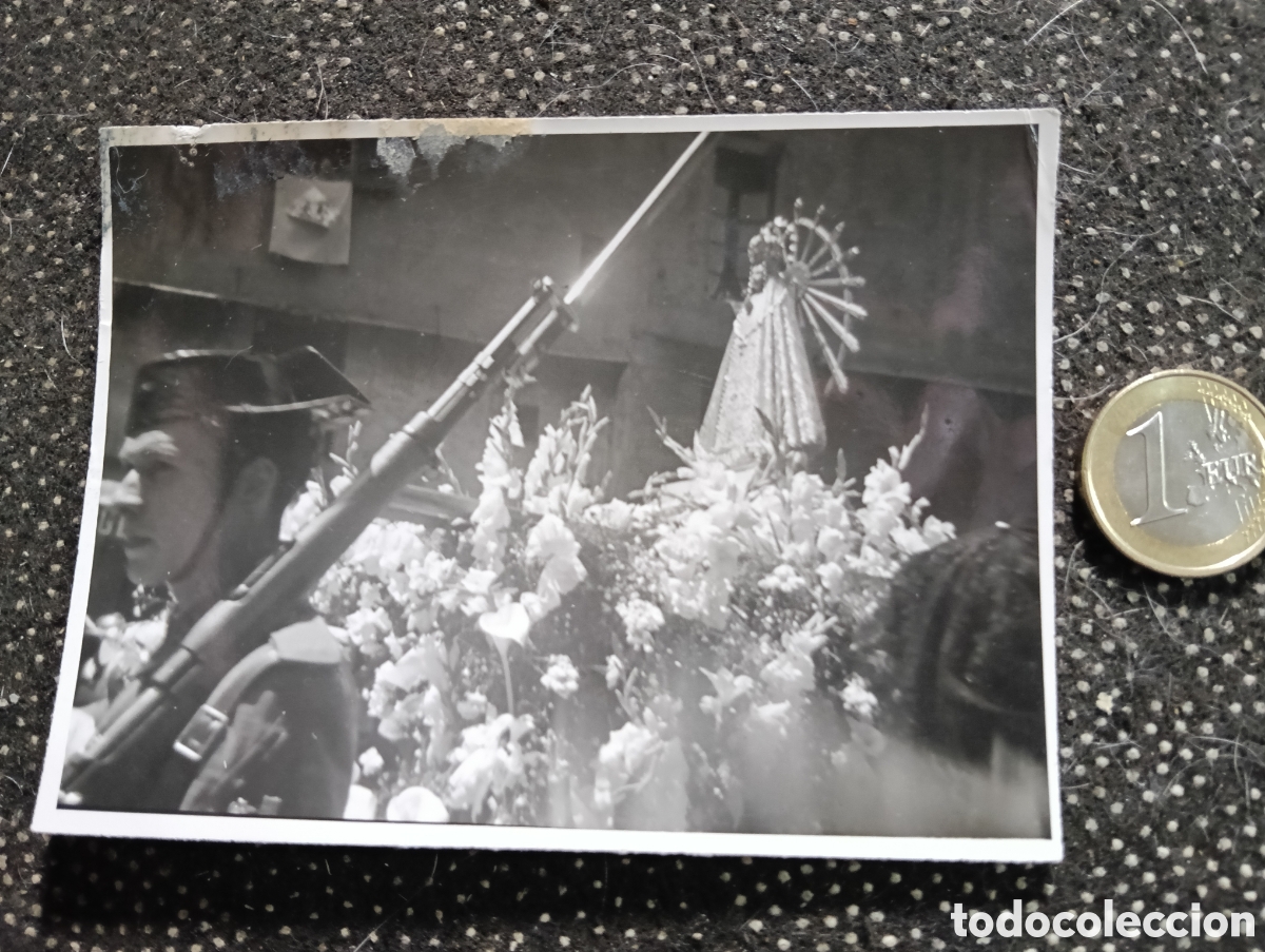 Fotograf&iacute;a antigua: 1952 La Virgen de Luj&aacute;n, Patrona de la Argentina. El arzobispo de Rosario entrega la imagen que los