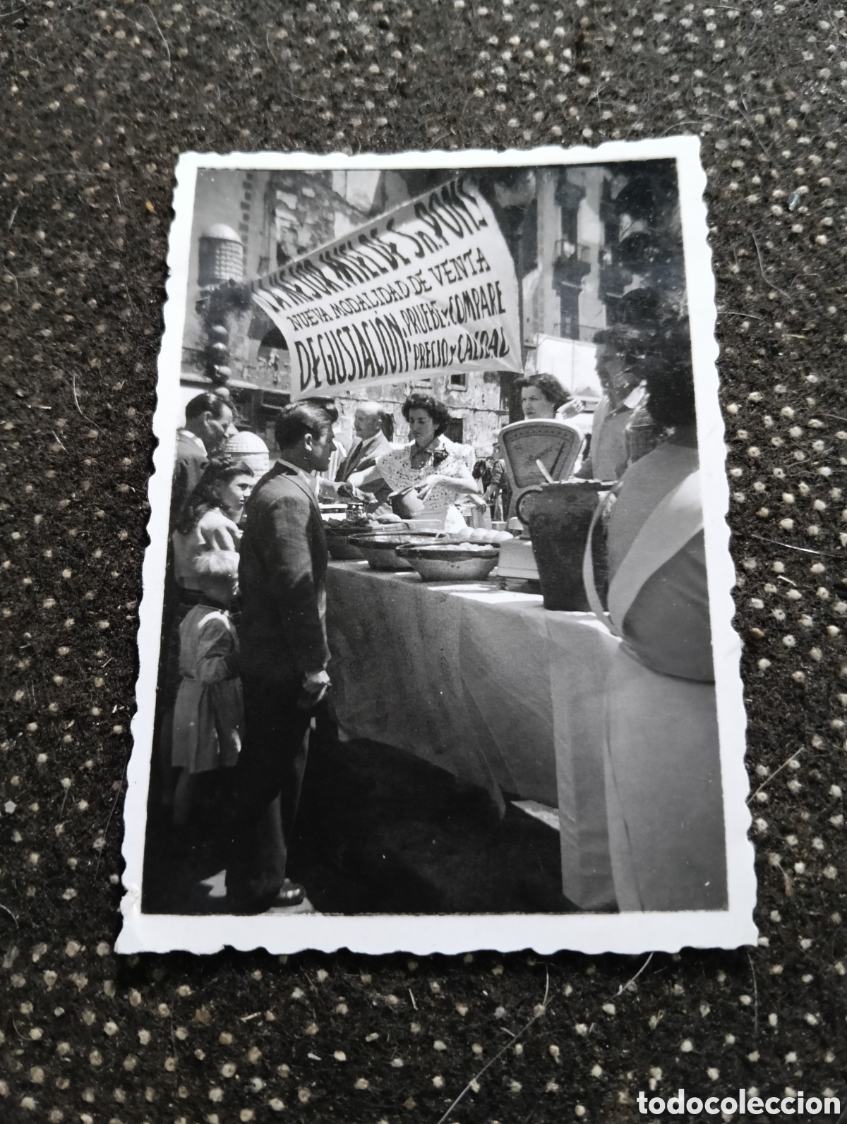 Fotograf&iacute;a antigua: 1952 Fira de Sant Pon&ccedil;&nbsp;en Barcelona. Esta festividad, dedicada al patr&oacute;n de los herbolarios 9 x 6 cm