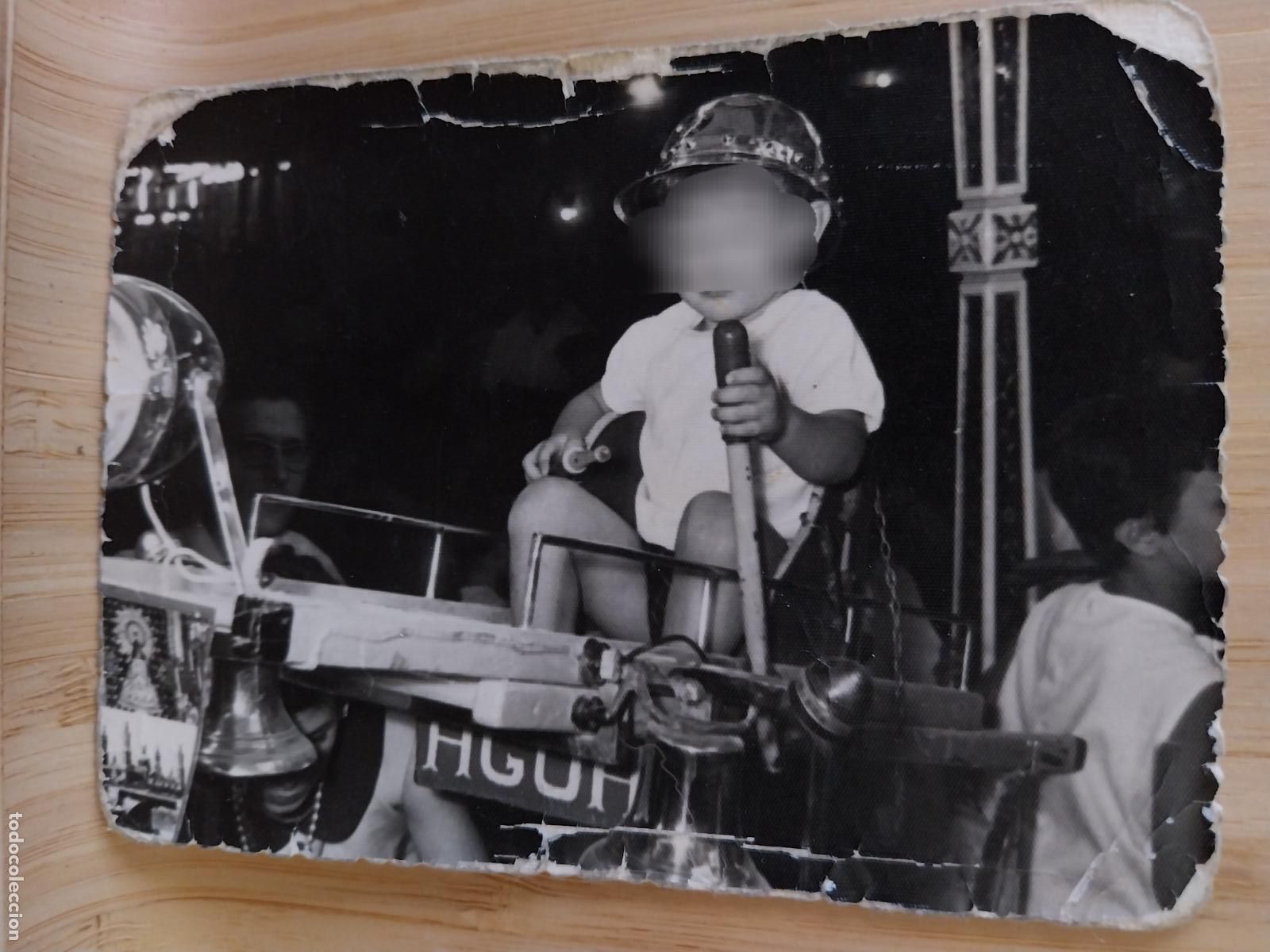 Fotograf&iacute;a antigua: NI&Ntilde;O TIO VIVO O SIMILAR A&Ntilde;OS 60 FOTO PARTICULAR MUY CURIOSA FERIA 11.5X8.5CMS