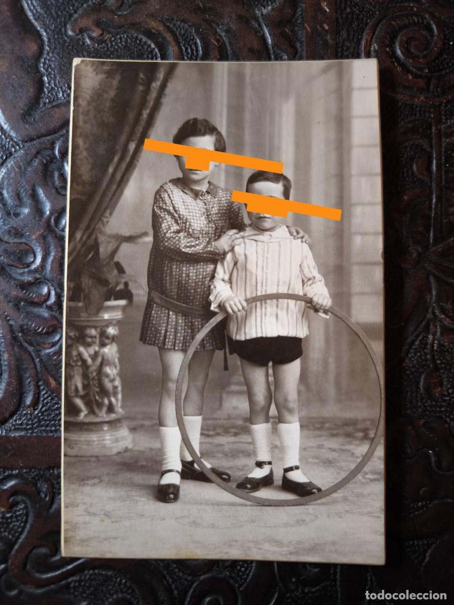 Fotograf&iacute;a antigua: Antigua fotograf&iacute;a. Retrato ni&ntilde;os con un aro de juego. Fot&oacute;grafo DERREY. Valencia.