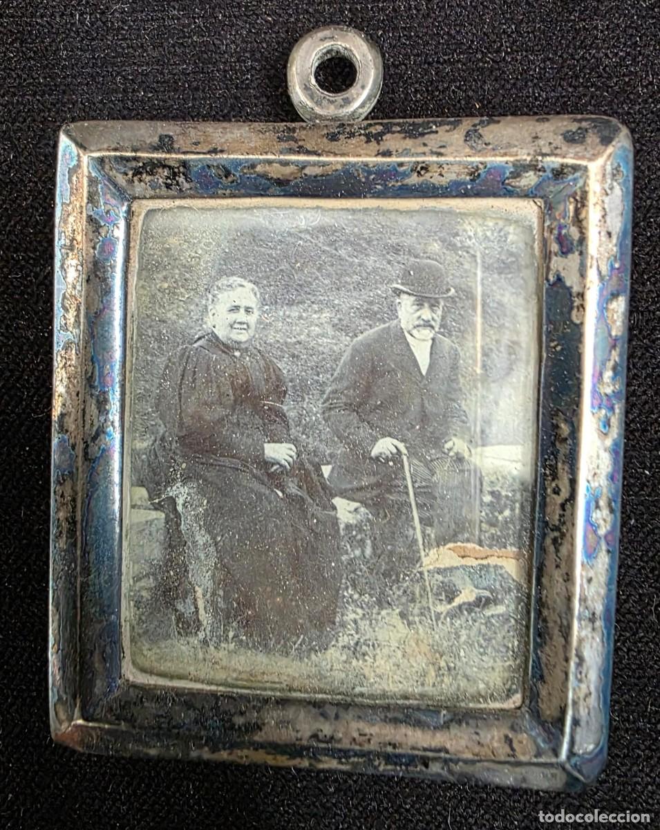 Fotograf&iacute;a antigua: Antiguo Portafotos Colgante Met&aacute;lico con Fotograf&iacute;a Familiar Vintage 6x5,5 cm
