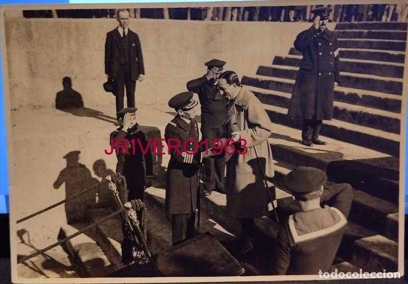 Fotograf&iacute;a antigua: SEVILLA, A&Ntilde;OS 20, EL REY ALFONSO XIII EN EL EMBARCADERO DE SAN TELMO, 175X120MM
