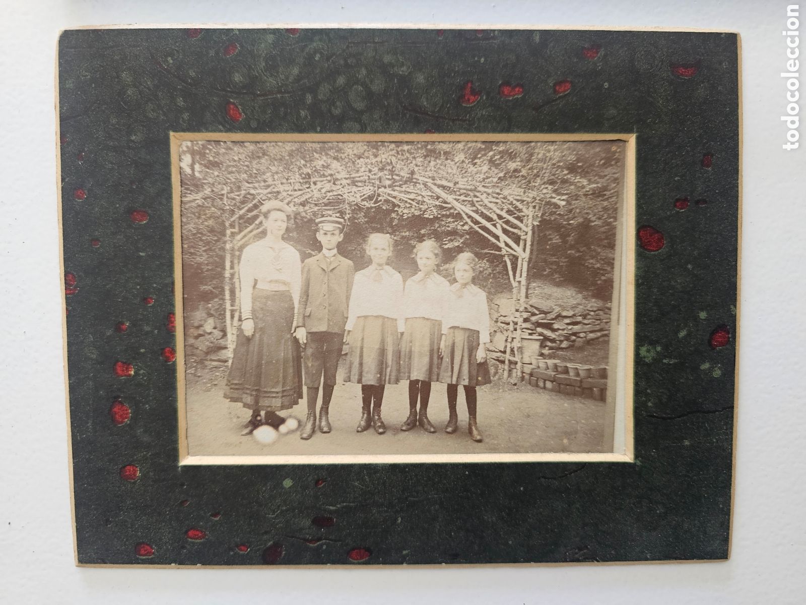 Fotograf&iacute;a antigua: Fotograf&iacute;a Antigua Original (C. 1900-1910) - Retrato Familiar en Paspart&uacute; Decorado