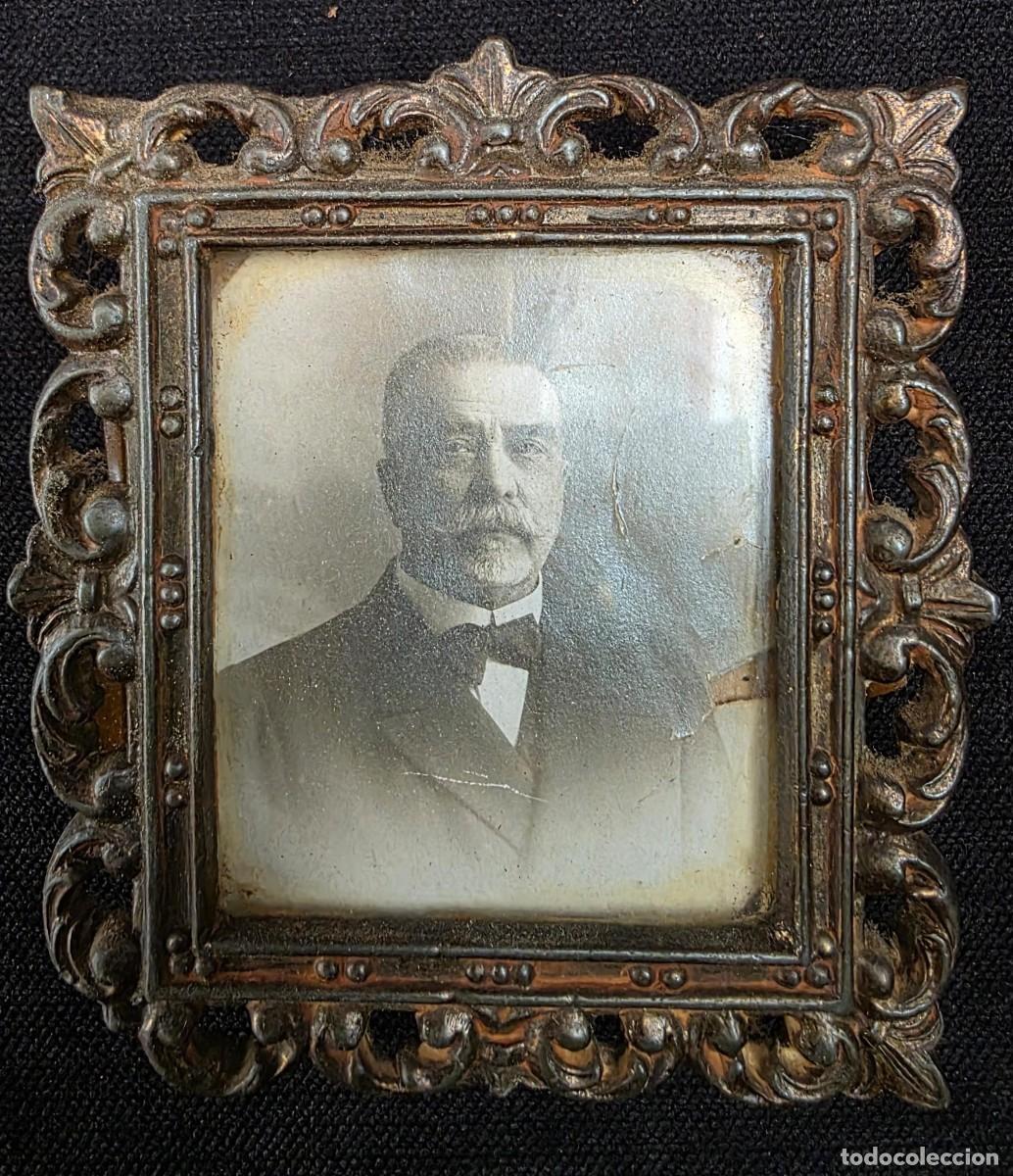 Fotograf&iacute;a antigua: Antiguo portarretratos met&aacute;lico con fotograf&iacute;a original caballero estilo modernista 9x8 cm