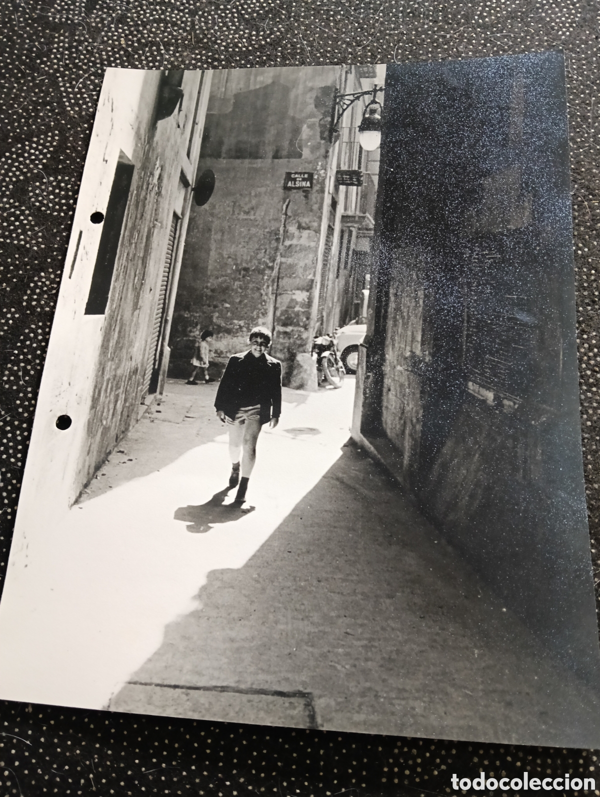 Fotograf&iacute;a antigua: Fotograf&iacute;a de 24x18cm. El Jaime en 1941 en la calle de ALSINA en el Barrio G&oacute;tico de Barcelona.