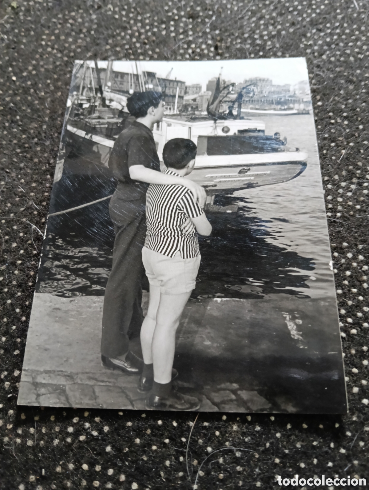 Fotograf&iacute;a antigua: Fotograf&iacute;a de un paseo por el puerto de Barcelona 1956