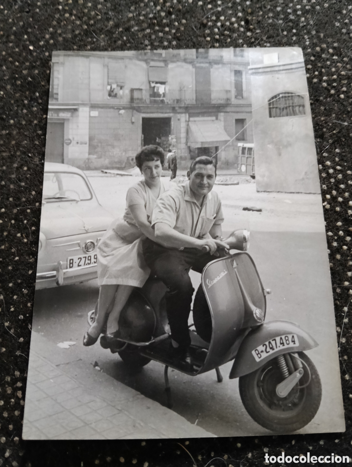 Fotograf&iacute;a antigua: Fotograf&iacute;a de Ana y Alberto en el barrio G&oacute;tico 1960 Barcelona con la moto Vespa.