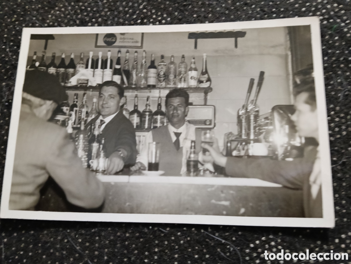Fotograf&iacute;a antigua: Fotograf&iacute;a de Alberto y Juan detr&aacute;s de la barra 1960 Barrio G&oacute;tico Barcelona