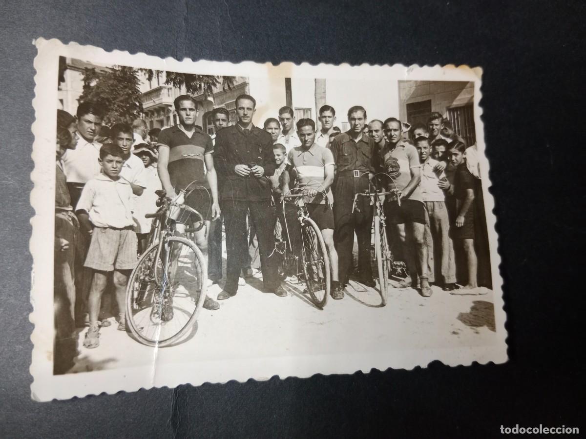 Fotograf&iacute;a antigua: ANTIGUA FOTOGRAFIA - PARADA CICLISTA EN PATERNA - 1942 - 8,5 x 6 CM