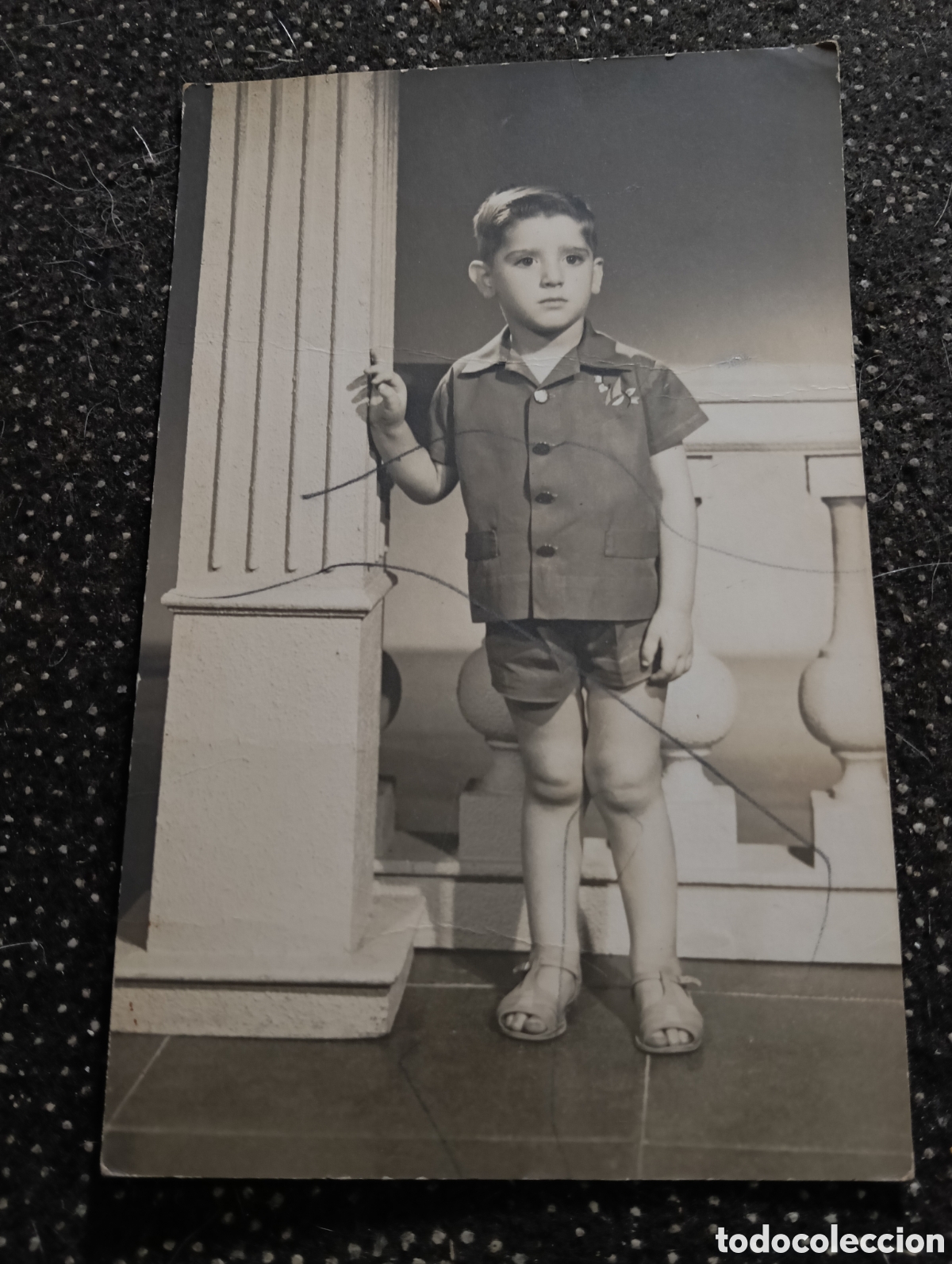Fotograf&iacute;a antigua: 1960 Fotograf&iacute;a de un ni&ntilde;o apoyado en una columna.