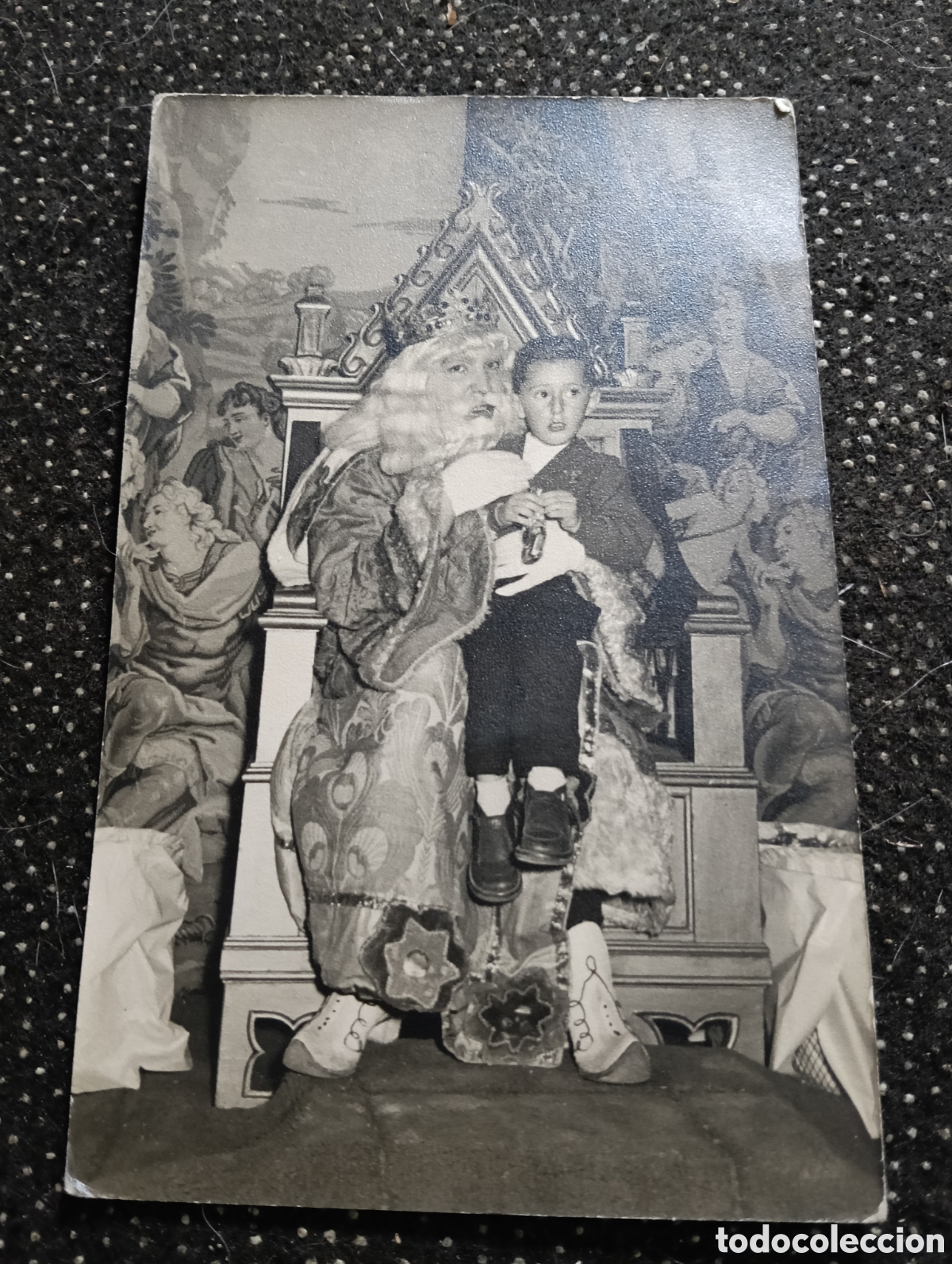 Fotograf&iacute;a antigua: 1955 ni&ntilde;o recibiendo caramelos del Rey mago en navidad.