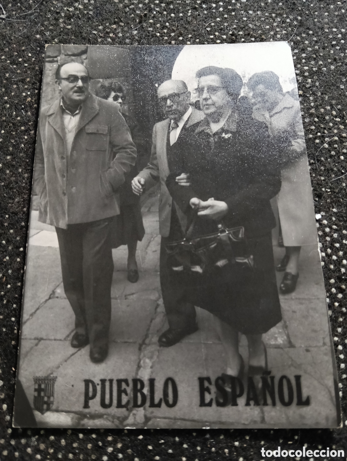 Fotograf&iacute;a antigua: 1956 fotograf&iacute;a de varias personas en el pueblo Espa&ntilde;ol en Barcelona