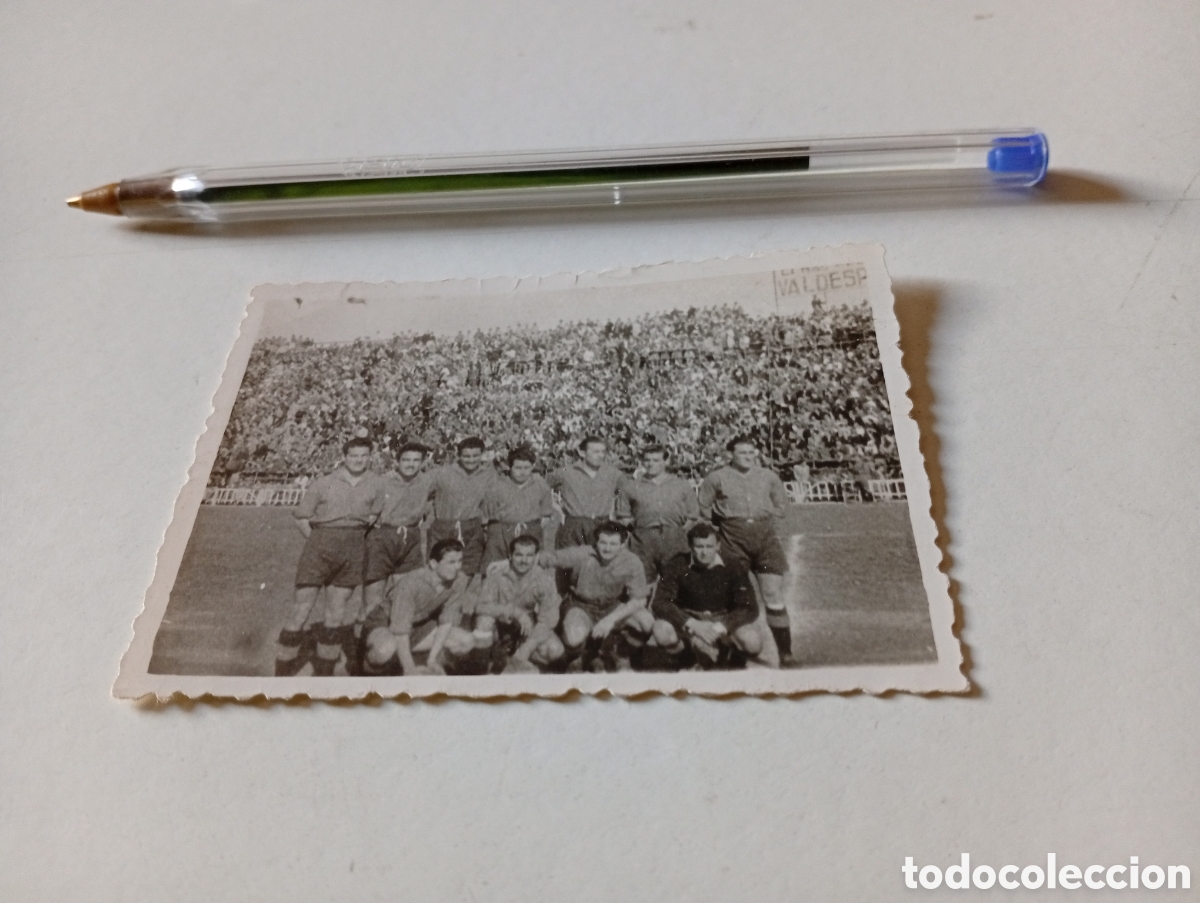 Fotograf&iacute;a antigua: Peque&ntilde;a fotograf&iacute;a equipo de f&uacute;tbol, seguramente el Valencia, Mestalla