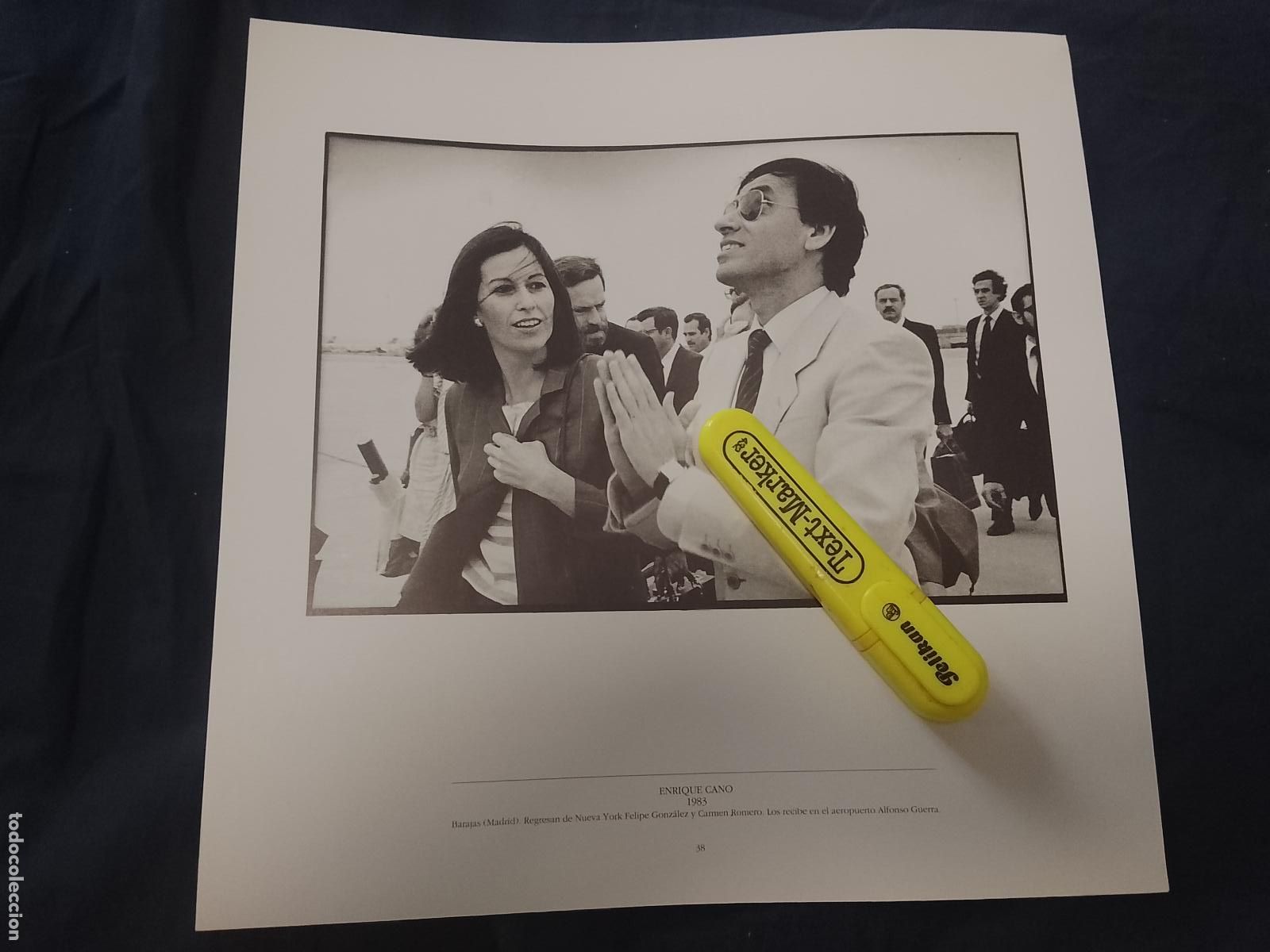 Fotograf&iacute;a antigua: foto - lamina 1983 BARAJAS MADRID POLITICO FELIPE GONZALEZ Y CARMEN ROMERO LOS RECIBE ALFONSO GUERRA