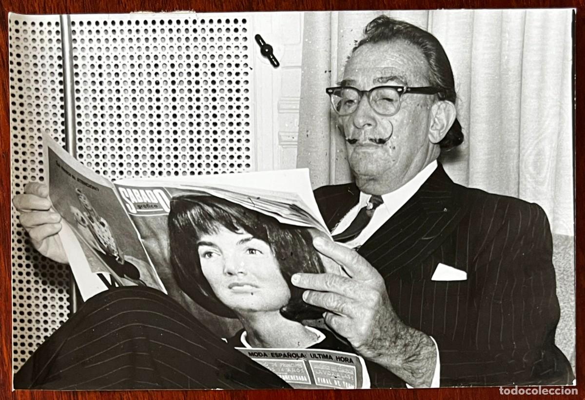 Fotograf&iacute;a antigua: Fotograf&iacute;a de Dal&iacute;, original de prensa en blanco y negro que muestra al pintor surrealista Salvador