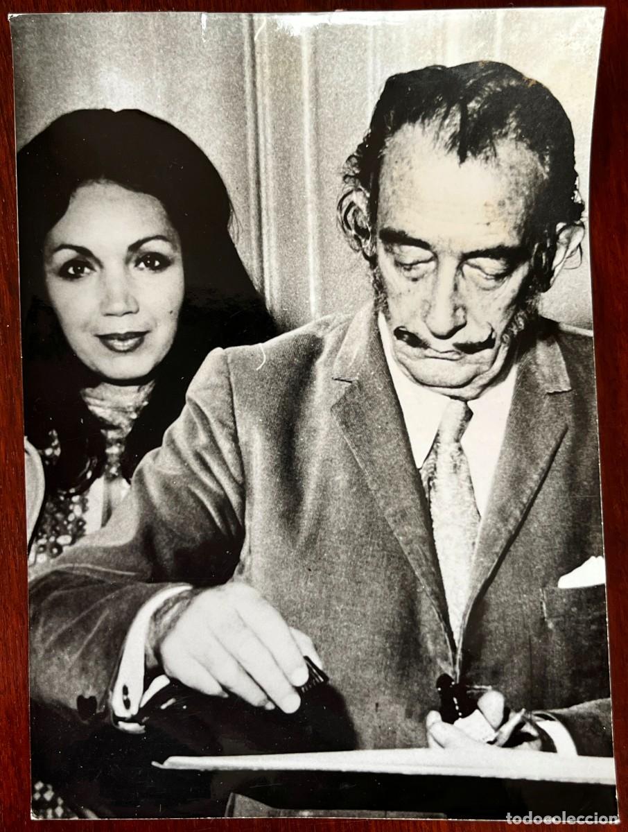 Fotograf&iacute;a antigua: Fotograf&iacute;a de Dal&iacute;, original de prensa en blanco y negro que muestra al pintor surrealista Salvador
