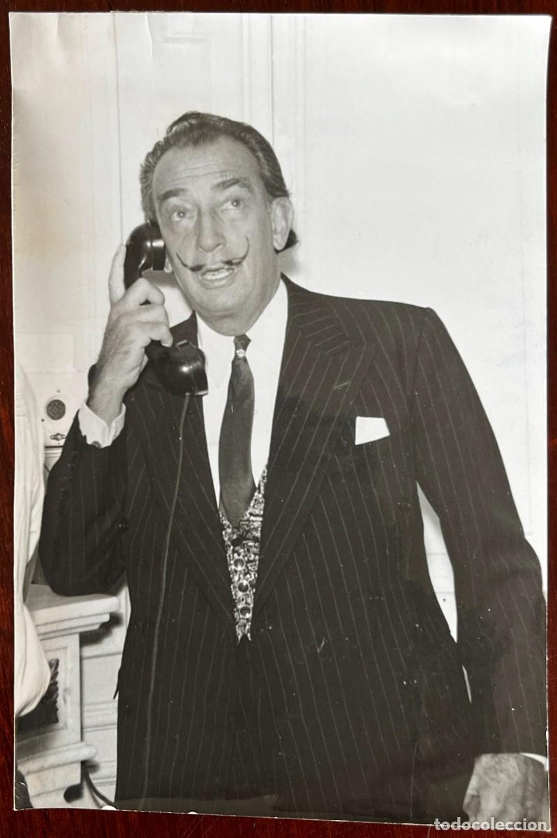 Fotograf&iacute;a antigua: Fotograf&iacute;a de Dal&iacute;, original de prensa en blanco y negro que muestra al pintor surrealista Salvador