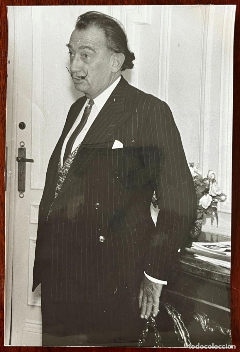Fotograf&iacute;a antigua: Fotograf&iacute;a de Dal&iacute;, original de prensa en blanco y negro que muestra al pintor surrealista Salvador