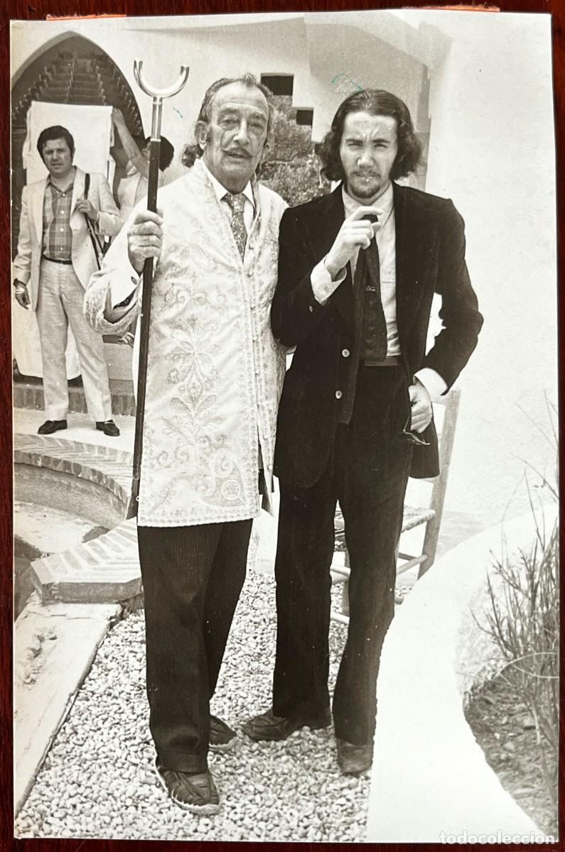 Fotograf&iacute;a antigua: Fotograf&iacute;a de Dal&iacute;, original de prensa en blanco y negro que muestra al pintor surrealista Salvador