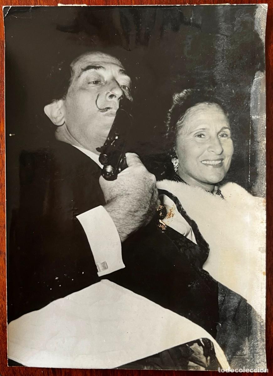 Fotograf&iacute;a antigua: Fotograf&iacute;a de Dal&iacute;, original de prensa en blanco y negro que muestra al pintor surrealista Salvador