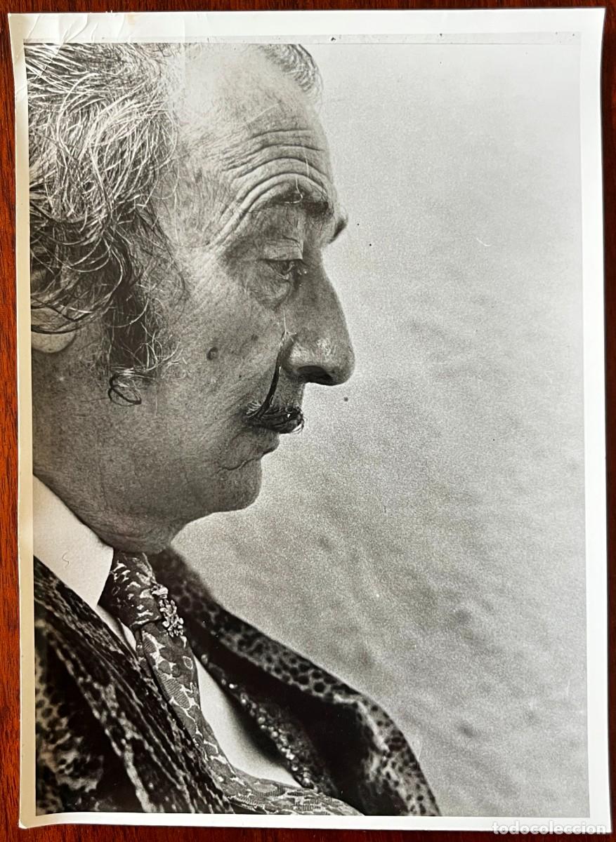 Fotograf&iacute;a antigua: Fotograf&iacute;a de Dal&iacute;, original de prensa en blanco y negro que muestra al pintor surrealista Salvador