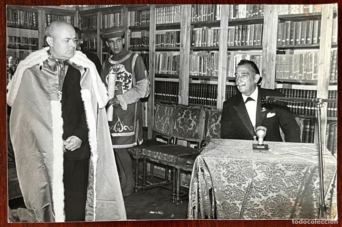 Fotograf&iacute;a antigua: Fotograf&iacute;a de Dal&iacute;, original de prensa en blanco y negro que muestra al pintor surrealista Salvador