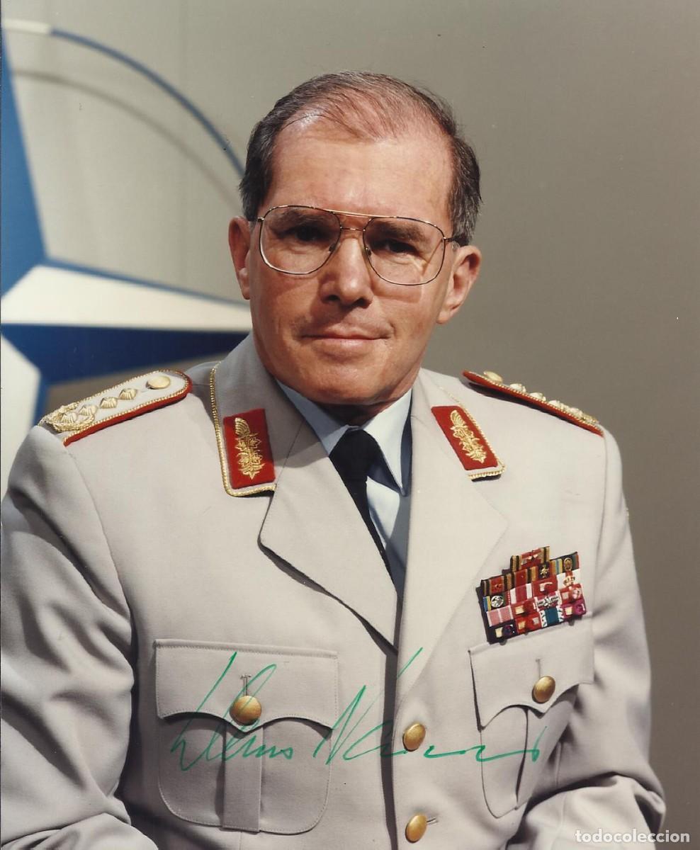 Fotograf&iacute;a antigua: Klaus Naumann. Presidente Comit&eacute; Militar OTAN (1996-1999). Fotograf&iacute;a firmada. 1996. 18x14,5 cm.