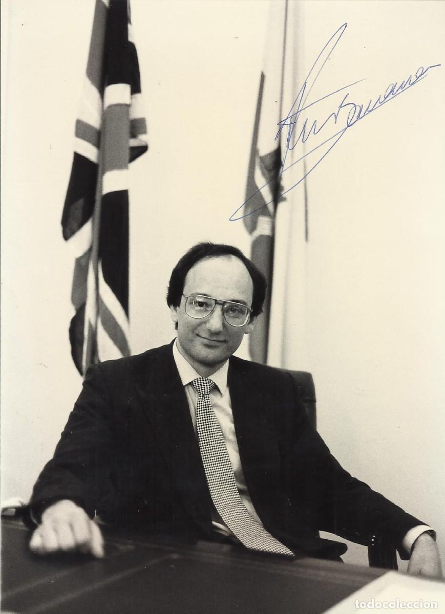 Fotograf&iacute;a antigua: Peter Caruana. Ministro Gibraltar (1996-2011). Fotograf&iacute;a firmada. 1997. Kodak. 20x15 cm.