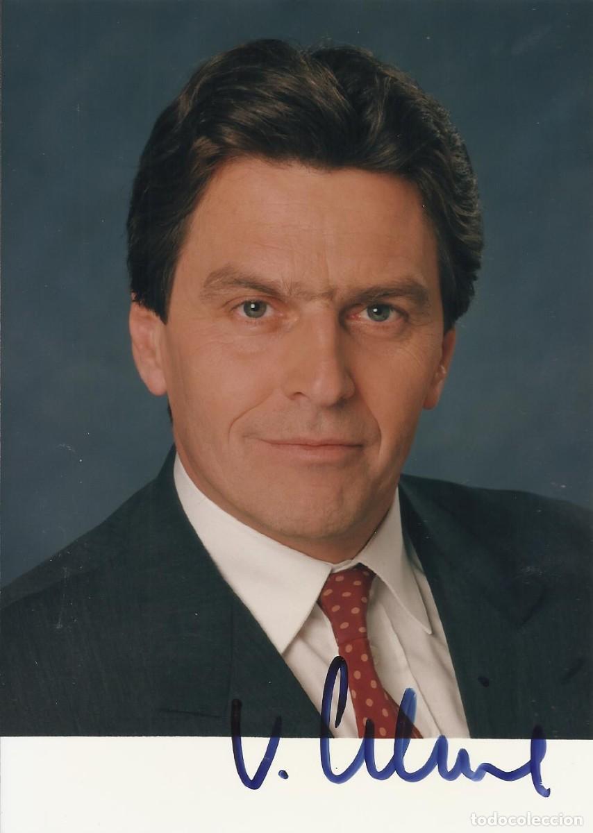 Fotograf&iacute;a antigua: Viktor Klima. Canciller Austria (1997-2000). Fotograf&iacute;a firmada. 1992. 18x12,5 cm. Agfa Papel.