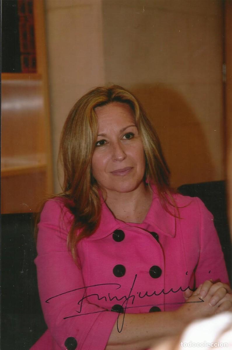 Fotograf&iacute;a antigua: Trinidad Jim&eacute;nez. Ministra Sanidad (2009-2010). Fotograf&iacute;a firmada. 2009. 20x13 cm. Kodak Papel.