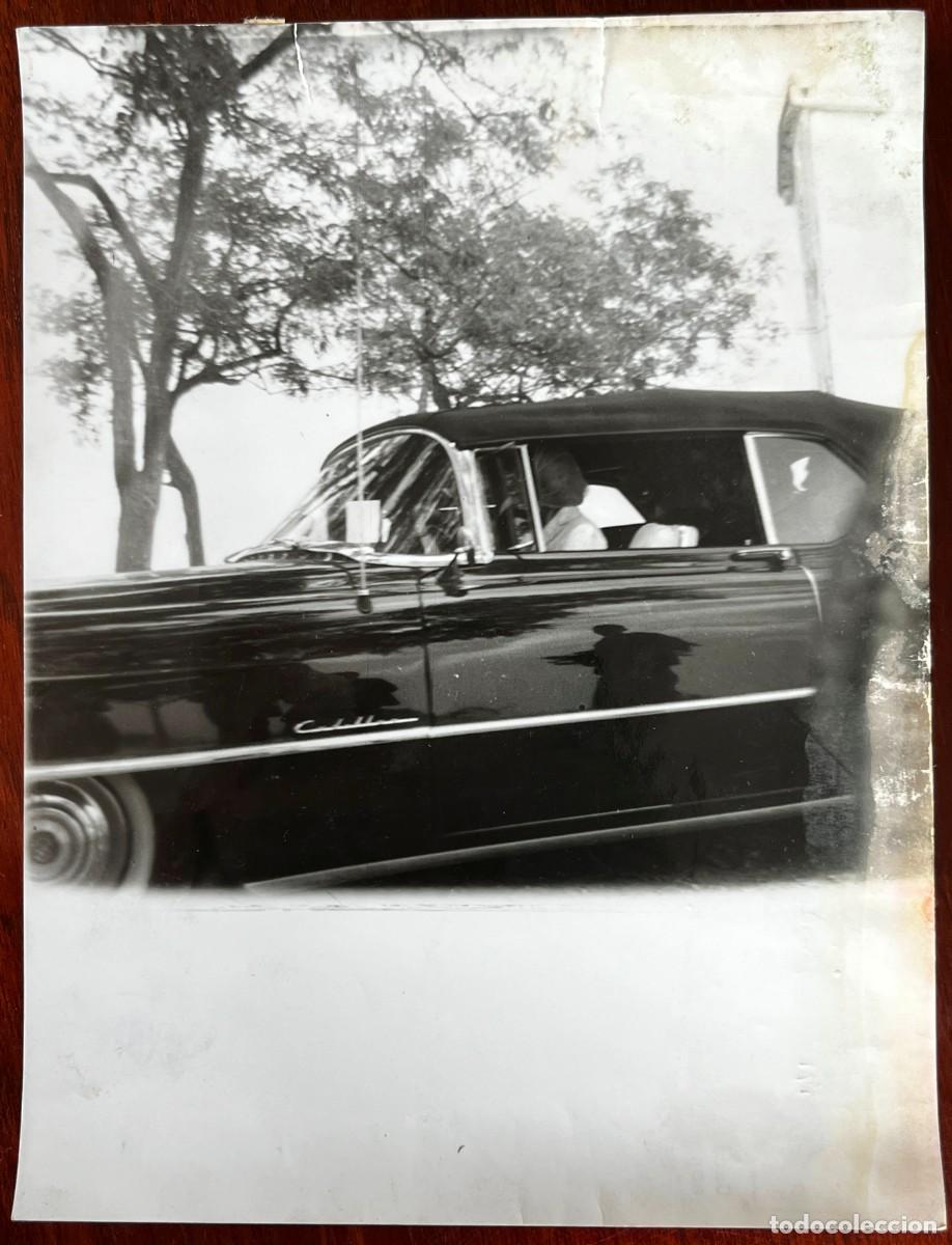 Fotograf&iacute;a antigua: Fotograf&iacute;a de el Cadillac perteneciente al pintor espa&ntilde;ol Salvador Dal&iacute;, original de prensa en blanc