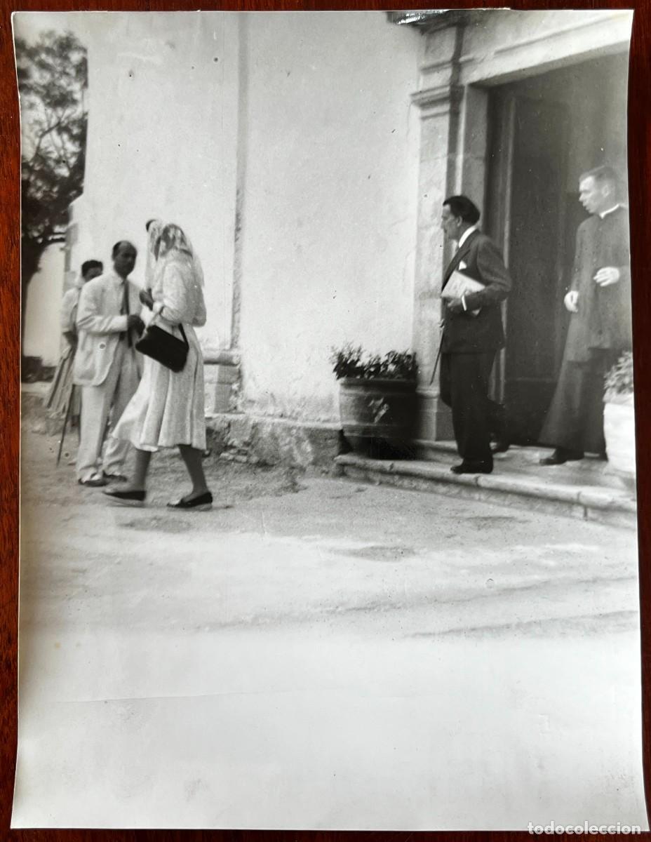 Fotograf&iacute;a antigua: Fotograf&iacute;a de del pintor espa&ntilde;ol Salvador Dal&iacute;, original de prensa en blanco y negro, saliendo de la